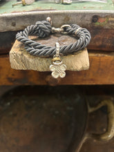 Carica l'immagine nel visualizzatore di Gallery, Bracciale cordino con ciondolino