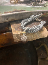 Carica l'immagine nel visualizzatore di Gallery, Bracciale cordino con ciondolino