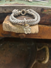Carica l'immagine nel visualizzatore di Gallery, Bracciale cordino con ciondolino