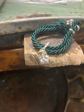 Carica l'immagine nel visualizzatore di Gallery, Bracciale cordino con ciondolino