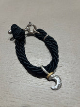 Carica l'immagine nel visualizzatore di Gallery, Bracciale cordino con ciondolino