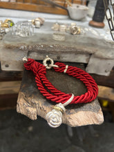 Carica l'immagine nel visualizzatore di Gallery, Bracciale cordino con ciondolino