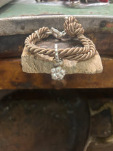 Carica l'immagine nel visualizzatore di Gallery, Bracciale cordino con ciondolino