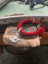 Carica l'immagine nel visualizzatore di Gallery, Bracciale cordino con ciondolino