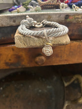 Carica l'immagine nel visualizzatore di Gallery, Bracciale cordino con ciondolino