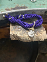 Carica l'immagine nel visualizzatore di Gallery, Bracciale cordino con ciondolino