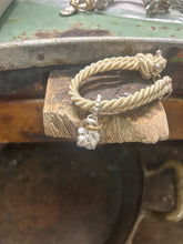 Carica l'immagine nel visualizzatore di Gallery, Bracciale cordino con ciondolino