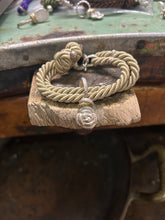 Carica l'immagine nel visualizzatore di Gallery, Bracciale cordino con ciondolino