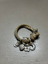 Carica l'immagine nel visualizzatore di Gallery, Bracciale cordino con ciondolino