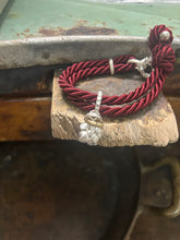 Carica l'immagine nel visualizzatore di Gallery, Bracciale cordino con ciondolino