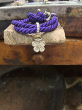 Carica l'immagine nel visualizzatore di Gallery, Bracciale cordino con ciondolino