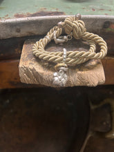 Carica l'immagine nel visualizzatore di Gallery, Bracciale cordino con ciondolino