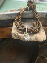 Carica l'immagine nel visualizzatore di Gallery, Bracciale cordino con ciondolino