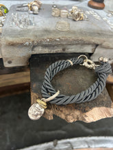 Carica l'immagine nel visualizzatore di Gallery, Bracciale cordino con ciondolino