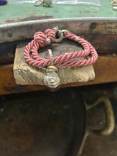 Carica l'immagine nel visualizzatore di Gallery, Bracciale cordino con ciondolino