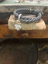 Carica l'immagine nel visualizzatore di Gallery, Bracciale cordino con ciondolino
