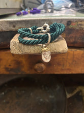 Carica l'immagine nel visualizzatore di Gallery, Bracciale cordino con ciondolino