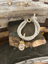 Carica l'immagine nel visualizzatore di Gallery, Bracciale cordino con ciondolino