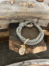 Carica l'immagine nel visualizzatore di Gallery, Bracciale cordino con ciondolino