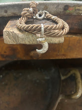 Carica l'immagine nel visualizzatore di Gallery, Bracciale cordino con ciondolino