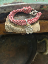 Carica l'immagine nel visualizzatore di Gallery, Bracciale cordino con ciondolino