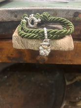 Carica l'immagine nel visualizzatore di Gallery, Bracciale cordino con ciondolino