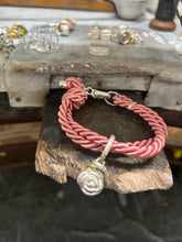Carica l'immagine nel visualizzatore di Gallery, Bracciale cordino con ciondolino