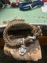 Carica l'immagine nel visualizzatore di Gallery, Bracciale cordino con ciondolino