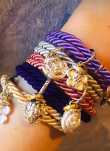 Carica l'immagine nel visualizzatore di Gallery, Bracciale cordino con ciondolino