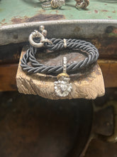 Carica l'immagine nel visualizzatore di Gallery, Bracciale cordino con ciondolino