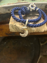 Carica l'immagine nel visualizzatore di Gallery, Bracciale cordino con ciondolino