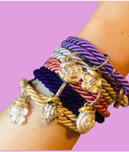Carica l'immagine nel visualizzatore di Gallery, Bracciale cordino con ciondolino