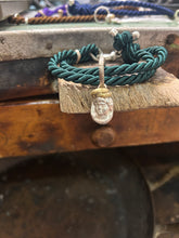 Carica l'immagine nel visualizzatore di Gallery, Bracciale cordino con ciondolino