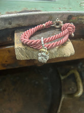 Carica l'immagine nel visualizzatore di Gallery, Bracciale cordino con ciondolino