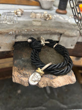 Carica l'immagine nel visualizzatore di Gallery, Bracciale cordino con ciondolino