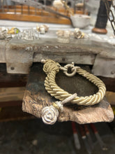 Carica l'immagine nel visualizzatore di Gallery, Bracciale cordino con ciondolino