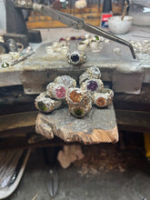 Carica l'immagine nel visualizzatore di Gallery, Anello puntoluce fiorellato