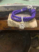 Carica l'immagine nel visualizzatore di Gallery, Bracciale cordino con ciondolino