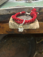 Carica l'immagine nel visualizzatore di Gallery, Bracciale cordino con ciondolino