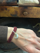 Carica l'immagine nel visualizzatore di Gallery, Bracciale cordino con ciondolino
