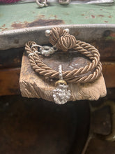 Carica l'immagine nel visualizzatore di Gallery, Bracciale cordino con ciondolino