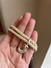 Carica l'immagine nel visualizzatore di Gallery, Bracciale cordino con ciondolino