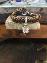 Carica l'immagine nel visualizzatore di Gallery, Bracciale cordino con ciondolino