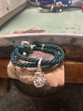 Carica l'immagine nel visualizzatore di Gallery, Bracciale cordino con ciondolino