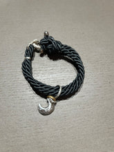 Carica l'immagine nel visualizzatore di Gallery, Bracciale cordino con ciondolino