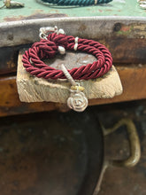 Carica l'immagine nel visualizzatore di Gallery, Bracciale cordino con ciondolino