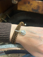 Carica l'immagine nel visualizzatore di Gallery, Bracciale cordino con ciondolino