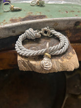 Carica l'immagine nel visualizzatore di Gallery, Bracciale cordino con ciondolino