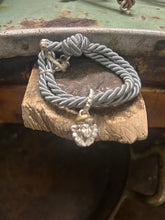 Carica l'immagine nel visualizzatore di Gallery, Bracciale cordino con ciondolino