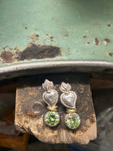 Carica l'immagine nel visualizzatore di Gallery, Orecchini Cuore Sacro light